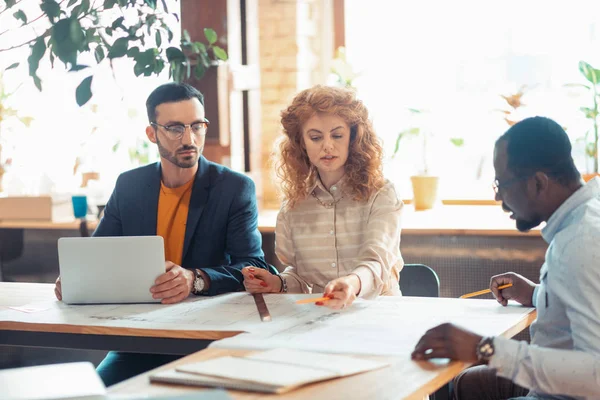 Dos diseñadores de interiores hablando de nuevo proyecto a jefe — Foto de Stock