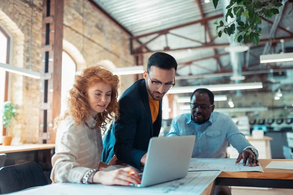 Grafisch ontwerpers voelen zich druk tijdens het werken aan nieuw project — Stockfoto