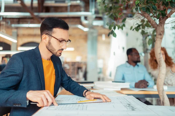 Diseñador de interiores usando lápiz y regla mientras dibuja bocetos — Foto de Stock