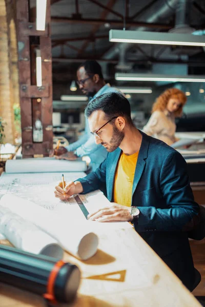 Diseñador de interiores se siente ocupado mientras trabaja en bocetos — Foto de Stock