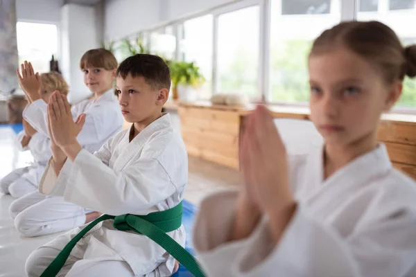 Kinder im weißen Kimono basteln Namensschilder — Stockfoto