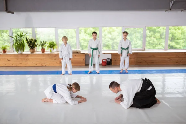 Aikido-Trainer und Mädchengrüße vor dem Aikido-Üben — Stockfoto