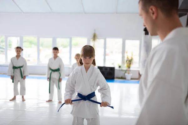 Menina bonito ter rosto sério antes de praticar aikido — Fotografia de Stock