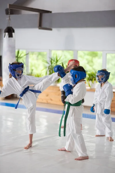 男孩和女孩在学习武术时打架 — 图库照片