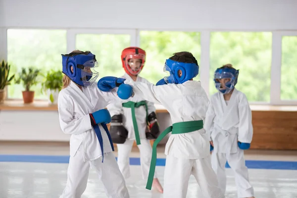 Pojke och flicka attackerar varandra medan du tränar Martial Arts — Stockfoto