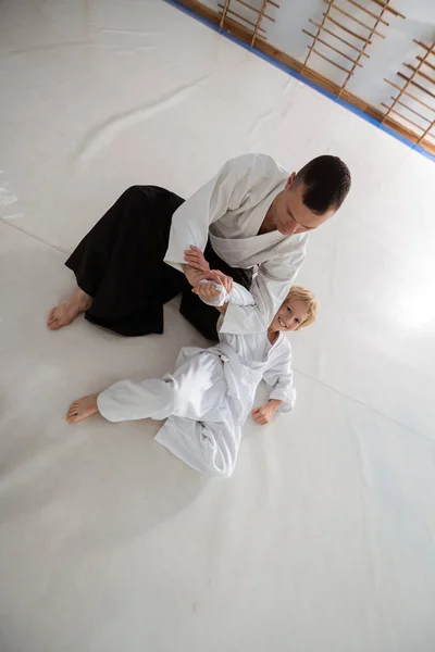 Junge lächelt, während er mit Trainer Aikido übt — Stockfoto