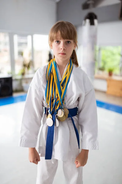 着物とメダルを着た才能あふれる女の子が優勝 — ストック写真