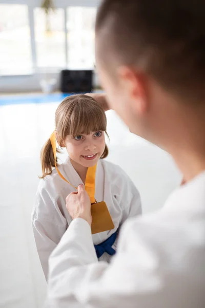 Menina sentindo-se incrível ao receber medalha depois de ganhar luta — Fotografia de Stock