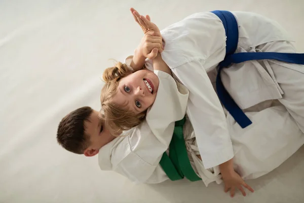 여자 만들기 재미있는 얼굴 데 aikido 전투 와 친구 — 스톡 사진