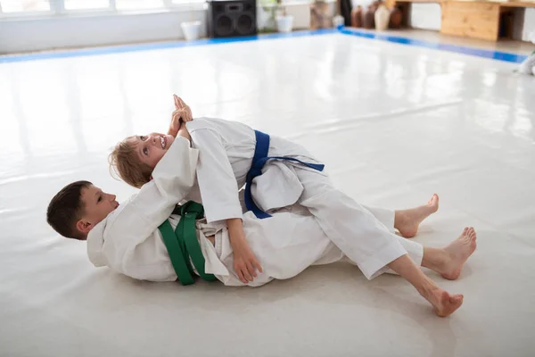 검은 머리 소년 공격 소녀 동안 데 aikido 수업 — 스톡 사진