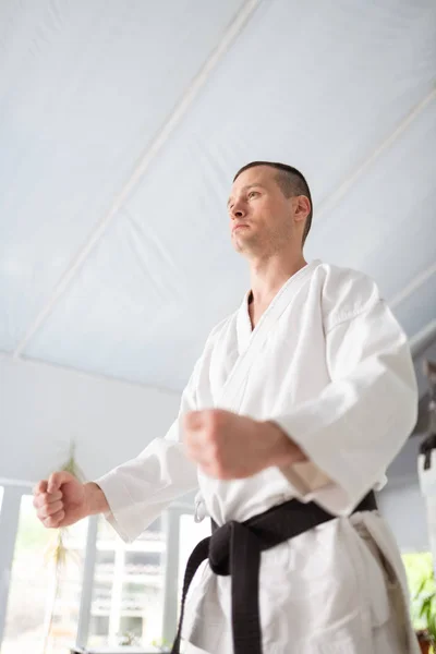 Aikido-Meister trägt schwarzen Gürtel mit ernstem Gesicht — Stockfoto