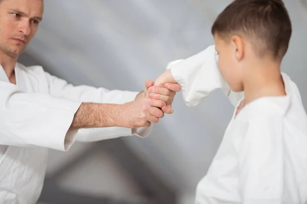 Ragazzo e aikido insegnante stringere la mano prima della formazione — Foto Stock