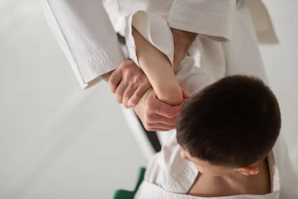 개인 aikido 수업을 가진 검은 머리 소년의 상단보기 — 스톡 사진