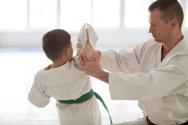 Professioneller Aikido-Trainer, der Jungen während des Unterrichts unterrichtet — Stockfoto