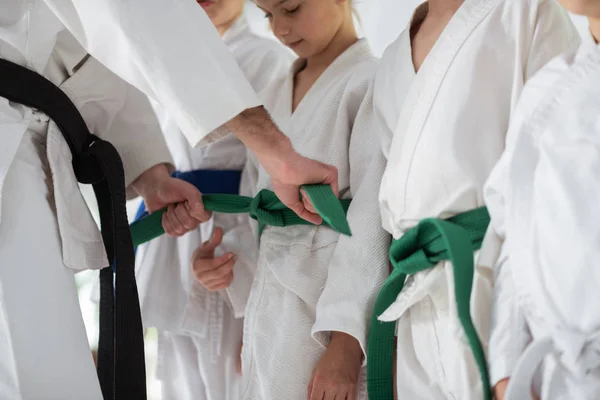 Aikido-Trainer bindet vor Wettkampf Gürtel für seinen Schüler — Stockfoto