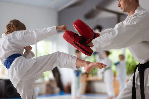 Mädchen im Kimono bereitet sich mit Trainer auf Wettkampf vor — Stockfoto