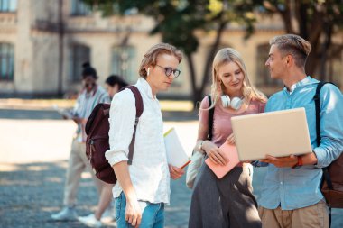 Arkadaşlarının projesine bakan grup arkadaşları.