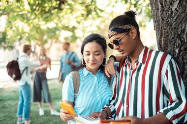 Sevgili çift üniversite arkadaşlarının önünde duruyor.