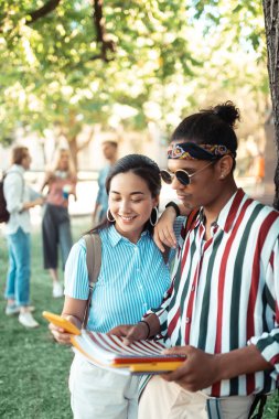 Ağacın altında birlikte duran genç çift.
