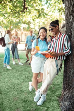 Genç çift birlikte komik video izlerken gülüyor.