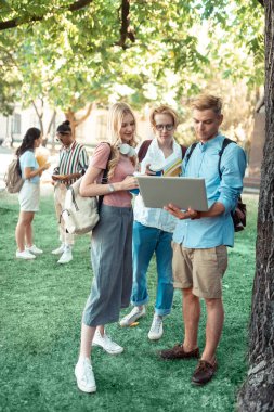 Proje üzerinde özenle çalışan üç öğrenci.