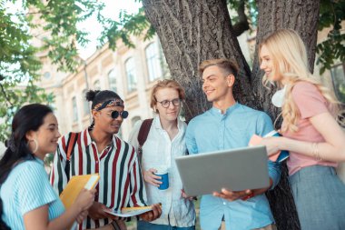 Neşeli çocuk ev ödevi ile onun grup arkadaşları yardım.