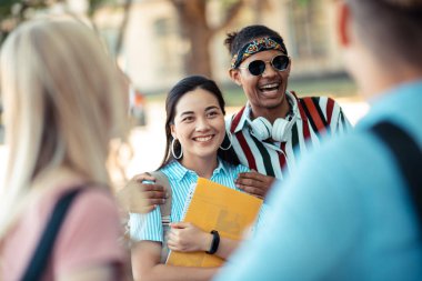 Neşeli çocuk arkadaşlarının önünde kız arkadaşı sarılma.