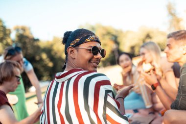 Gülümseyen çocuk üniversite arkadaşlarıyla akşam geçiriyor.