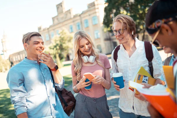 Compagni di gruppo in piedi nel cortile dell'università insieme . — Foto Stock