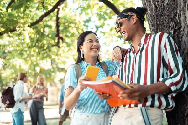 Neşeli çocuk ve kız arkadaşı birlikte gülüyor.