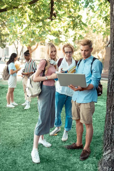 Proje üzerinde özenle çalışan üç öğrenci.