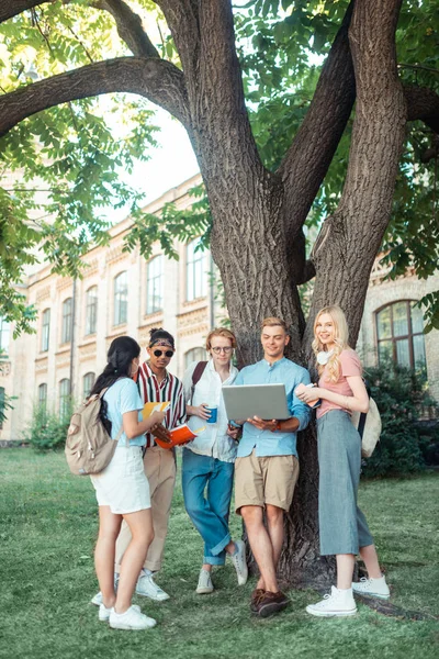 Groupmates spenderar tid tillsammans på universitets gården. — Stockfoto