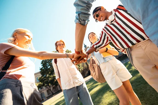 Compagni di gruppo che si mostrano l'un l'altro mostra della loro amicizia . — Foto Stock