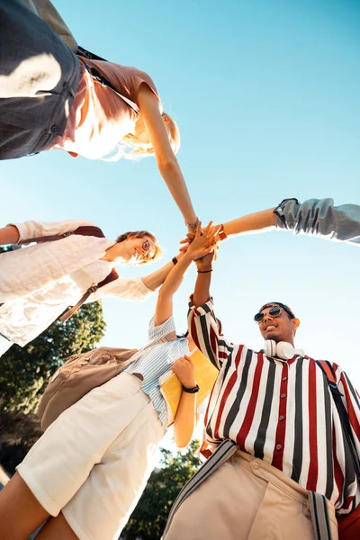 Gruppo di studenti che si tengono per mano . — Foto Stock