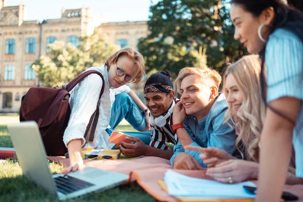 Studenten die een film over hun groep bekijken. — Stockfoto