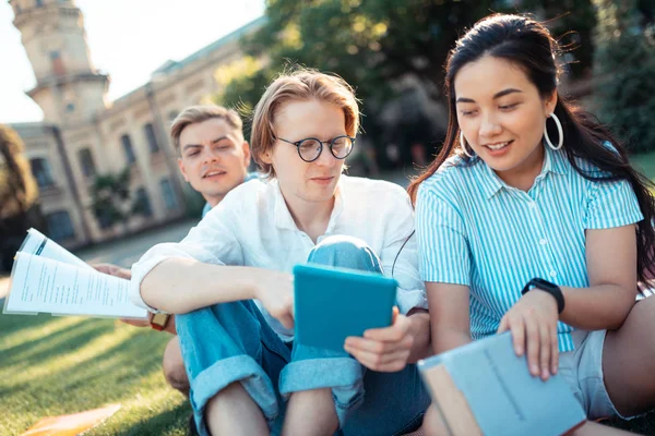 Leende pojke som visar en uppgift till sin groupmate. — Stockfoto