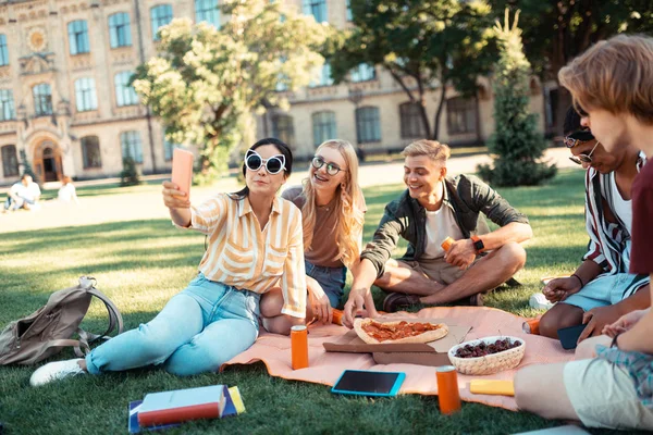 Diákok figyelembe selfies során piknik az egyetem közelében. — Stock Fotó