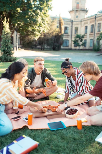 Amigos discutiendo los resultados de sus exámenes y comiendo . —  Fotos de Stock