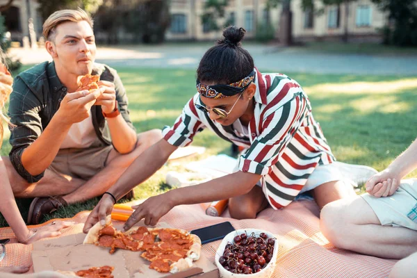 Chico haciendo picnic con sus amigos de la universidad . —  Fotos de Stock