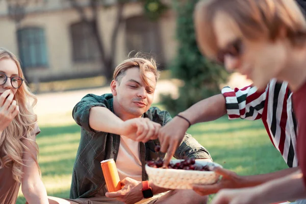 Felices amigos disfrutando del verano durante su picnic . — Foto de Stock