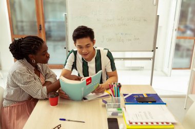 Neşeli esmer genç adam özel ders ziyaret