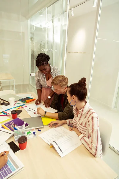 Grupp blandade studenter som studerar främmande språk — Stockfoto