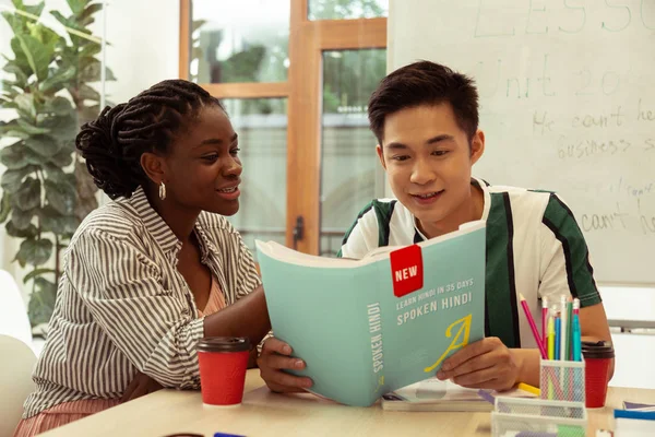African American tutor communicating with her student — Stock Photo, Image