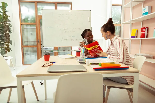 Vrolijke vrouwelijke persoon die zich voorbereidt op haar examens — Stockfoto