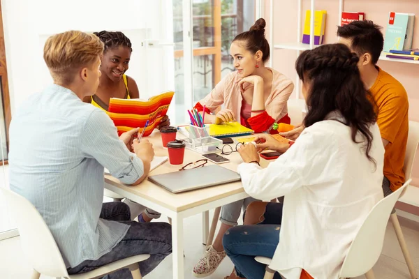 Grupo de personas alegres que practican un nuevo lenguaje — Foto de Stock