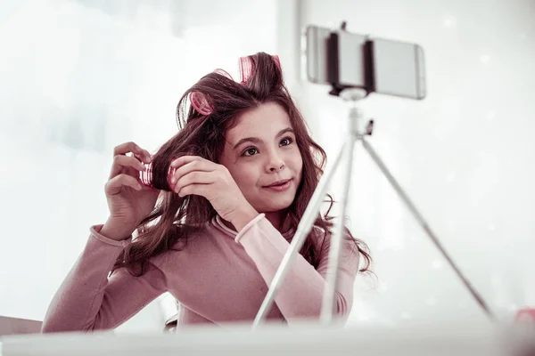 Positivo agradable chica poner en los rodillos de pelo —  Fotos de Stock