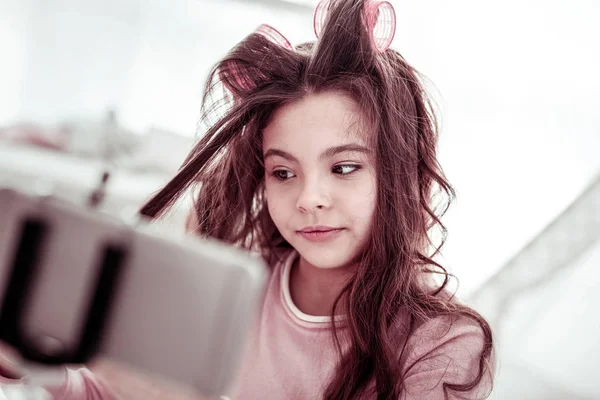 Ωραίο όμορφο νεαρό κορίτσι κοιτάζοντας τα μαλλιά της — Φωτογραφία Αρχείου