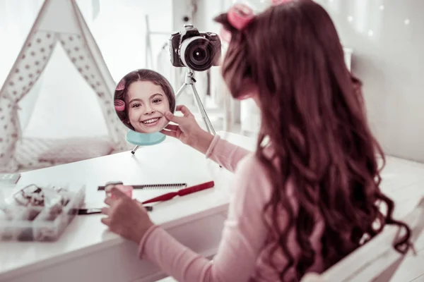 Chica positiva alegre mirando en el espejo — Foto de Stock
