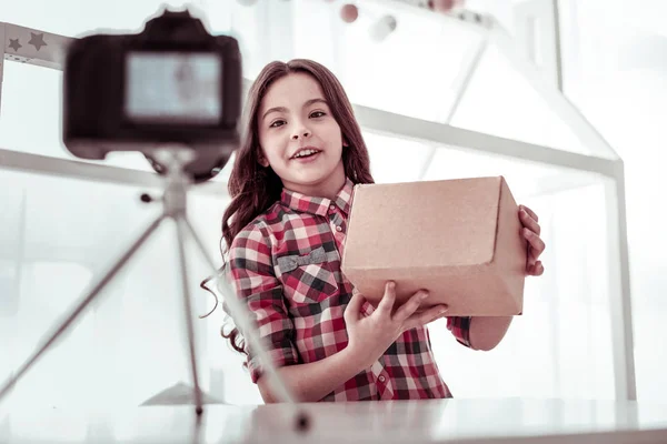 Positiva chica feliz de pie delante de la cámara — Foto de Stock