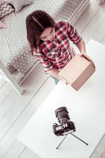 Vista superior de una chica excitada positiva con una caja — Foto de Stock